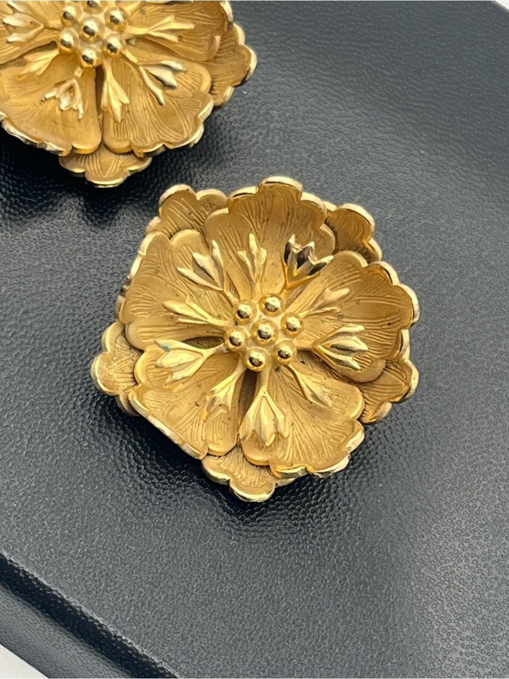 3D gold tone flower clip on earrings vintage - Picture 11 of 16